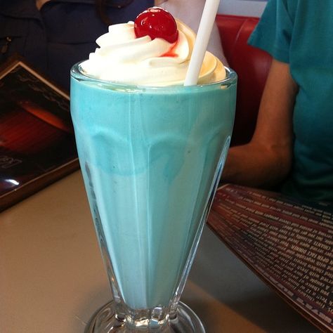 I don't know what flavor this is, but it sure looks good Raspberry Milkshake, Bubblegum Ice Cream, Ice Cream Vanilla, Milk Shake, Blue Food, Kawaii Food, Blue Raspberry, Cute Desserts, Milkshakes