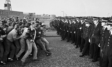 Seconds before the collision of miners and police during the famous strike of British miners in 1984-1985. British History, Tv Guide, Culture Travel, Old Pictures, Life Changes, Location History, Bbc, Documentaries, Scotland