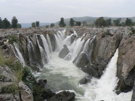 Hogenakkal falls – The Smokin’ rocks | i Thought, i Think i'd Blog ... Hogenakkal Falls, Crt Monitor, One Day Trip, Places In The World, One Of Those Days, Tourist Places, Tamil Nadu, Holiday Destinations, Places Around The World