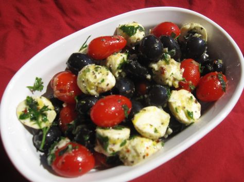 Fresh Mozzarella Appetizers, Black Olives Recipes, Inexpensive Appetizers, Mozzarella Appetizers, Olive Appetizer, Homemade Bruschetta, Tomatoes And Mozzarella, Marinated Tomatoes, Marinated Olives