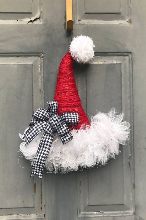 Decorative Hats, Santa Hat Wreath, Couronne Diy, Hat Wreath, Hanger Ideas, Red And White Christmas, Santa Wreath, Small Wreaths, Homemade Holiday