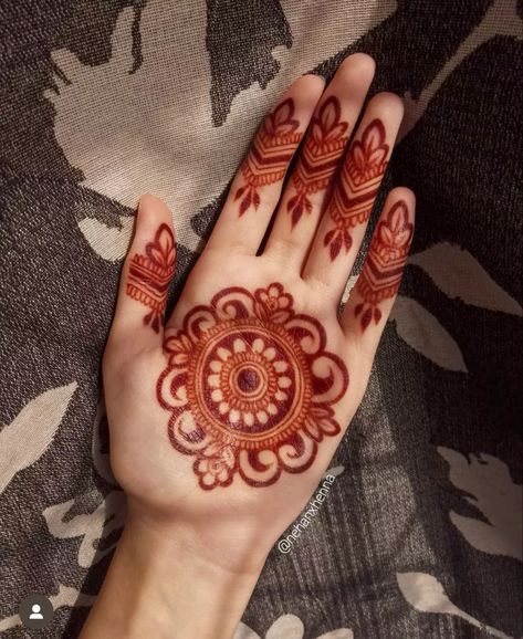 New Model Mehandi Designs Simple, Mehendi Designs Only Palm, Right Hand Palm Mehndi Design, Mehendi Design For Palm Simple, Palm Aesthetic Mehendi, Easy Aesthetic Mehendi Designs Palm, Arabic Mehendi Design Palm, Round Mehndi Design Front Hand Aesthetic, Palm Mehndi Design Simple Easy Aesthetic