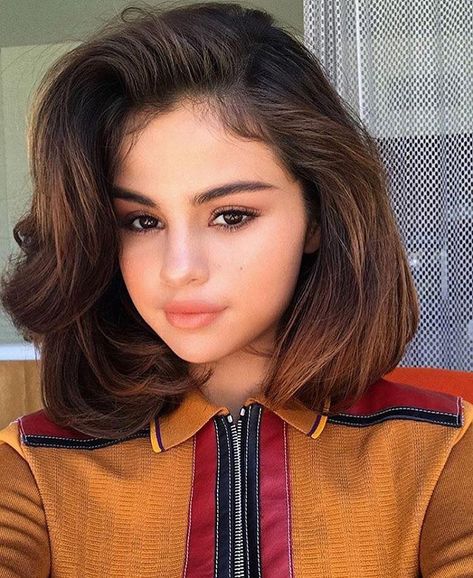 There is a new trending hairstyle among celebrities that you can copy in only minutes. The so-called 'supermodel blowouts' from Retro Bob, Selena Gomez Hair, Hair Colorful, Glowing Radiant Skin, Luscious Hair, Bob Hair, Marie Gomez, Hair Strand, Sarah Jessica Parker