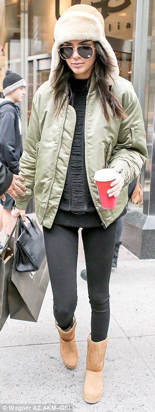 Trapper Hat Outfit, Green Army Jacket, Jenner Girls, Hat Outfit, Vs Fashion Shows, Vans Era, Trapper Hat, Kendall Jenner Outfits, Bohol