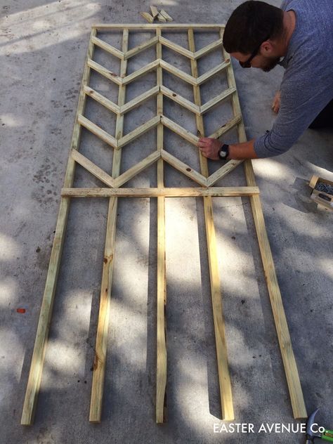 how to build a chevron lattice for garden plants, step 16 - Easter Avenue Co on @Remodelaholic Koti Diy, Diy Garden Trellis, Lattice Trellis, Diy Trellis, Garden Vines, Have Inspiration, Garden Trellis, Garden Structures, Outdoor Projects