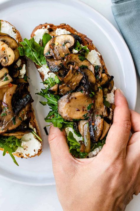 Creamy Mushroom Toast - Cooking With Ayeh Cooking With Ayeh Mushroom Toast, Plats Healthy, Makanan Diet, Recipes Crockpot, Toast Recipes, Recipes Chicken, Healthy Breakfast Recipes, Cafe Food, Recipes Healthy