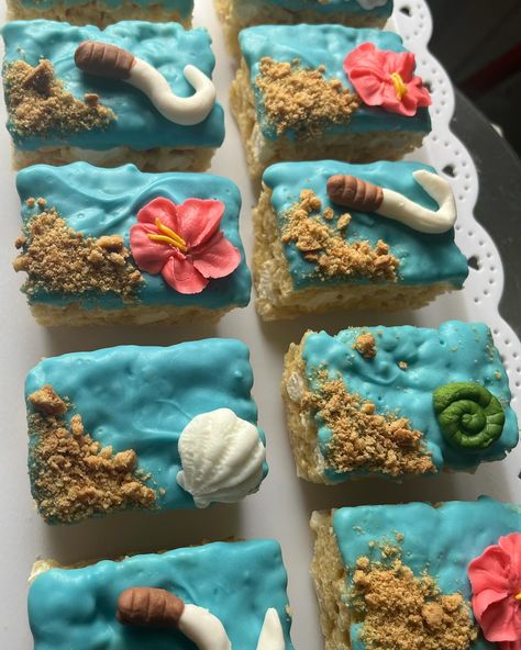 Moana-inspired cake & treats✨ #cake #cupcakes #ricekrispies #moana Moana Party Treats Ideas, Moana Snack Table, Moana Birthday Party Snacks, Moana Dessert Table Ideas, Moana Sheet Cake Ideas, Moana Theme Cupcakes, Moana Themed Sweet 16, Moana Theme Quinceanera, Moana Decorations Party