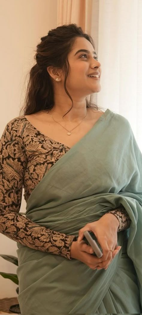 Formal Blouse Designs For Saree, Office Saree Look, Simple Saree Look Classy, Saree Photoshoot Ideas Creative, Decent Blouse Designs, Formal Saree Look, Check Saree, Office Wear Saree, Shy Woman