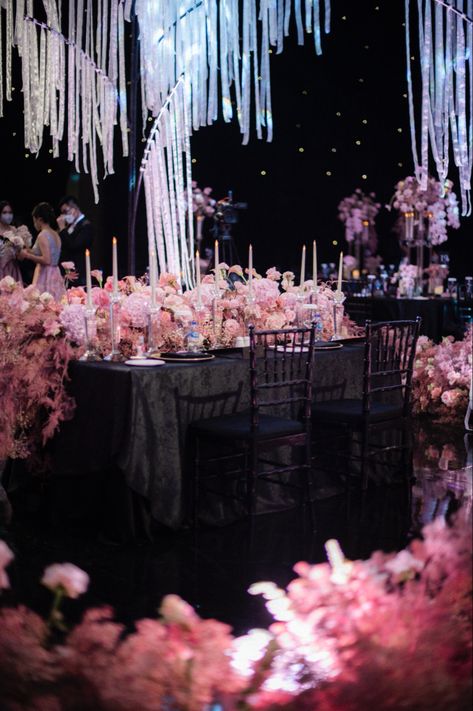 Black White And Pink Wedding Reception, Pink And Black Wedding Flowers, Light Pink And Black Wedding Theme, Black Pink Wedding Theme, Pink Gold Black Wedding, Black And Pink Table Decor, Pink And Black Quinceanera Theme, Pink Gothic Wedding, Blush Pink And Black Wedding Theme