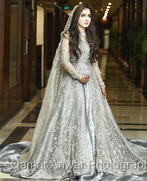 Pretty Silver Pakistani Engagement Look, Pakistani Engagement, Walima Dresses, Modern Bridal Dress, Pakistani Brides, Bridal Mehndi Dresses, Engagement Look, Dress Pakistani, Walima Dress