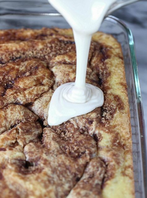 Cinnamon roll cake Yellow Cake Mix Desserts, Easy Cinnamon Roll Cake, Cake Mix Coffee Cake, Cinnabon Cake, Cinnamon Swirl Cake, Half Cake, Yellow Cake Mix Recipes, Boxed Cake Mixes Recipes, Coffee Cake Recipes Easy