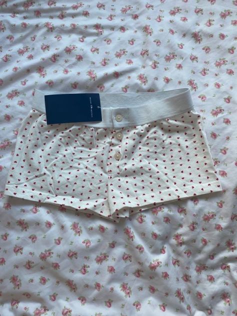 Brandy Melville Boyshorts, Brandy Melville Boxer Shorts, Brandy Melville Boxers, Coquette Bottoms, Brandy Melville Boy Shorts, Heart Boxers, Cute Pjs, Cute Pajama Sets, Hearts Girl