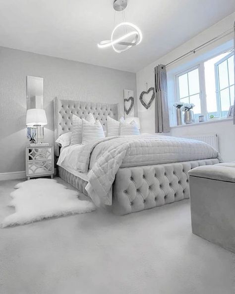 Bedroom Inspirations Medium Room, Silver White Bedroom, Bedroom Ideas Silver, Grey Bedroom Inspirations, Grey Room Ideas Bedroom, Grey And White Bedroom Ideas, Room Ideas Grey, Bedroom Decor Grey, White And Grey Bedroom