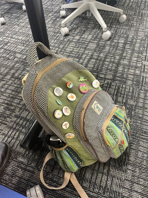 Backpack School Aesthetic, Funky Backpacks, Hippie Things, Hippie Backpack, Big Backpacks, Aesthetic Backpack, Hippie Lifestyle, Artsy Aesthetic, Backpack School