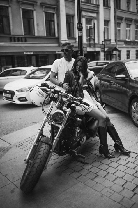 Harley Couple, Motorcycle Engagement Photos, Photo Black White, Biker Wedding, Couple Poses Drawing, Biker Couple, Motorcycle Couple, Motorcycle Men, Biker Gang