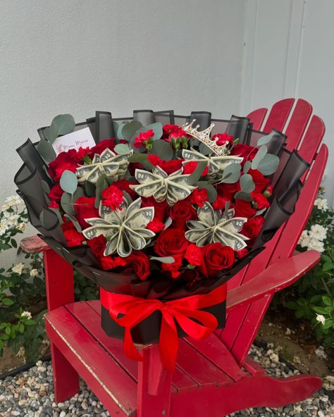 Red Flower Money Arrangement for a Quince 🌹🤍 What’s better than a flower arrangement?! A flower arrangement with MONEY! 💵✨ Money Bouquets, Flower Money, Bouquet Christmas, Money Flowers, Money Bouquet, Flower Gift Ideas, Red Flower, Flower Gift, Flower Arrangement