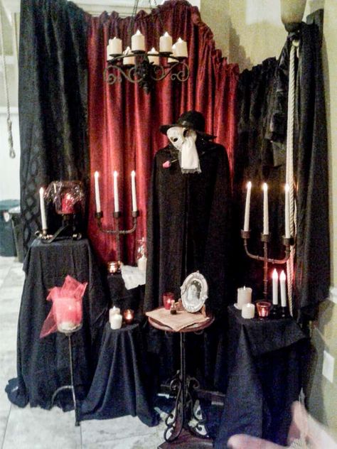 Phantom of the Opera photo op Phantom Of The Opera Decor, Phantom Of The Opera Birthday Party, Opera Theme Party, Opera Photoshoot, Phantom Of The Opera Halloween, Phantom Of The Opera Theme, Decorating Food, Theme Party Ideas, Fairy Garden Birthday Party