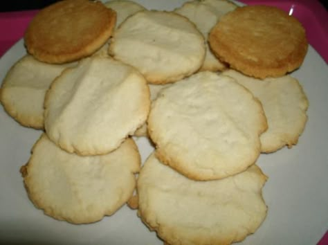 Chicago Public School Cafeteria Butter Cookies  This is such nostalgia from school days and they are the perfect cookie:) School Cafeteria Food, School Lunch Recipes, Cafeteria Food, Pie Pops, School Cafeteria, Copycat Restaurant Recipes, Butter Cookies Recipe, Peanut Butter Cookie Recipe, Perfect Cookie