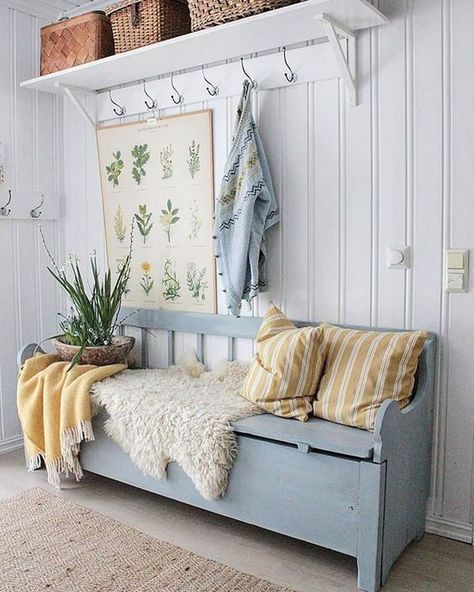 Vstupná Hala, Muebles Shabby Chic, Koti Diy, Vibeke Design, Foyer Decorating, Milk Paint, Home Fashion, Cottage Decor, House Inspiration