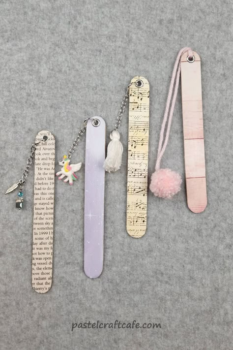 Paper Popsicle Stick Bookmark - Pastel Craft Cafe Buku Diy, Craft Cafe, Crafts Bookmarks, Bookmark Crochet, Handmade Bookmarks Diy, Bookmarks Diy, Penanda Buku, Diy Popsicle, Diy Crafts Bookmarks