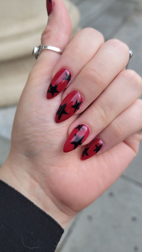 Red Nail Acrylic Designs, Nails Red And Black Short, Red Nails Black Design, Red Nails Black Star, Dark Red Nails With Stars, Red Emo Nails, Black And Red Nails Ideas Short, Black And Red Star Nails, Black And Red Acrylic Nails Ideas