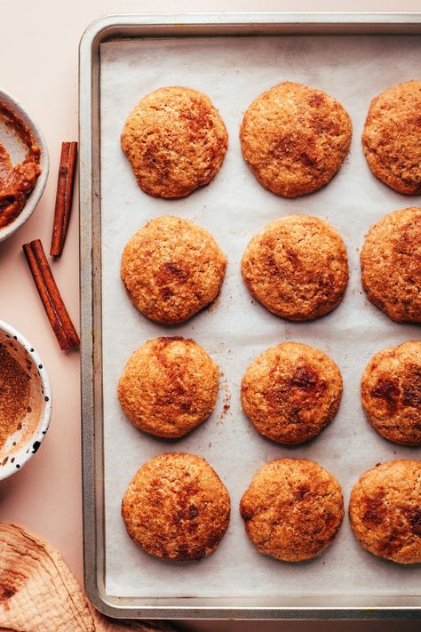 Apple Butter Snickerdoodle Cookies (Vegan + GF) - Minimalist Baker Recipes Fall Cookie Recipes, Pumpkin Sugar Cookies, Chewy Cookies, Snickerdoodle Cookies, Minimalist Baker, Cookies Vegan, Cinnamon Cookies, Cutout Sugar Cookies, Baked Apple