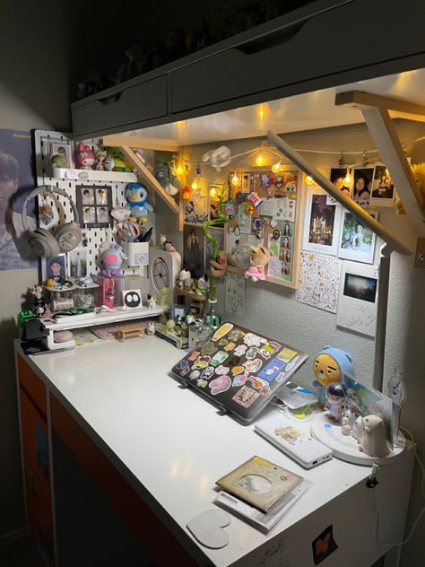 #desksetup #desk #anime #kpop #aesthetic Tiktok: musubeaa Art Desk Aesthetic Inspiration, Anime Desk Accessories, Art Desk Setup Aesthetic, Artsy Desk Aesthetic, Drawing Set Up Desk Aesthetic, Aesthetic Desk Setup Anime, Anime Desk Setup Ideas, Desk Organization Wallpaper, Anime Desk Decor Ideas