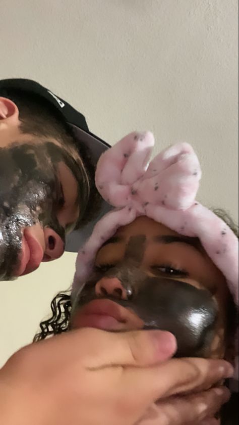 Face Masks Couple Goals, Facemasks Aesthetic Couple, Black Couple Face Mask Pictures, Face Mask Bf And Gf, Cute Couple Pics Doing Face Masks, Couple Mask Face, Face Masks With Boyfriend, Face Mask Couple Pictures, Face Mask Couple Aesthetic