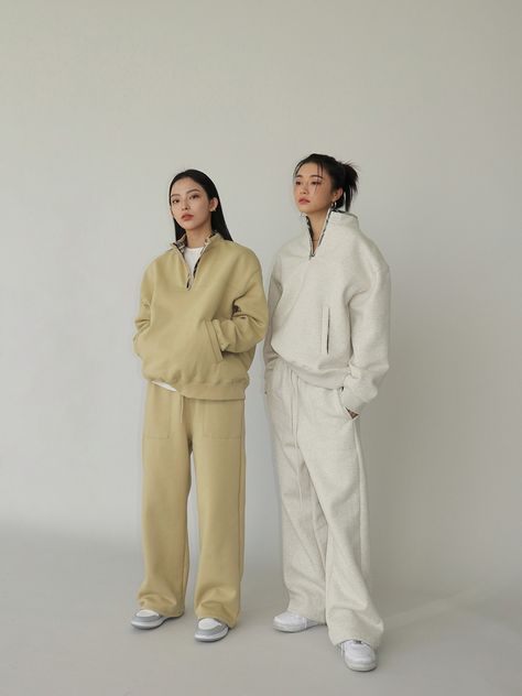 Stylish Tracksuit Women, Oversized Athleisure, Loose Fit Pants, Denim Fashion Women, Bff Photoshoot, Trendy Dress Outfits, Womenswear Fashion, Fashion Inspiration Design, Quarter Zip Sweatshirt