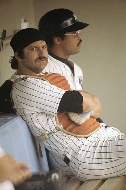 Thurman Munson and Reggis Jackson in the dugout of Yankee Stadium. 70s Baseball, Mr October, Yankees Baseball Players, Yankees Outfit, Thurman Munson, Damn Yankees, Reggie Jackson, Bronx Zoo, Baseball Pictures