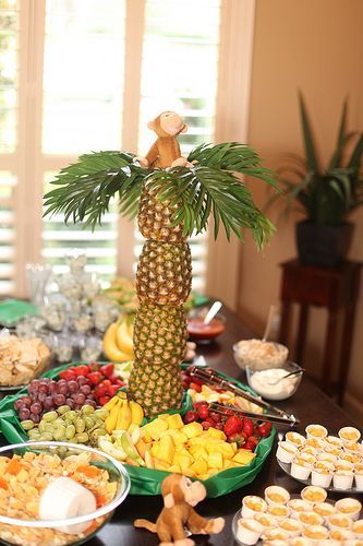 Monkey Birthday Party - Food table with pineapple palm tree in middle    Photo by CaraBethStudio.com Tropisk Fest, Baby Shower Monkey Theme, Γενέθλια Mickey Mouse, Safari Baby Shower Boy, Pineapple Palm Tree, Party Fruit, Monkey Birthday Parties, Baby Shower Safari Theme, Wild Birthday Party