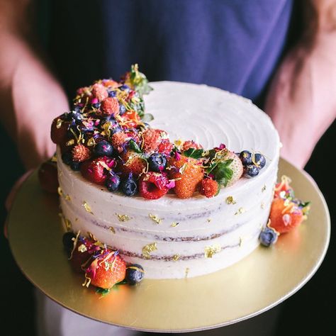 Rustic floral berry cake with edible dried flower petals, edible gold leaves and mixed berries 😊 Dried Fruit On Cake, Mixed Berries Cake, Dried Fruit Cake Decoration, Edible Flowers Cake, Fresh Fruit Cake, Edible Gold Leaf, Berry Cake, Edible Gold, Creative Cake Decorating