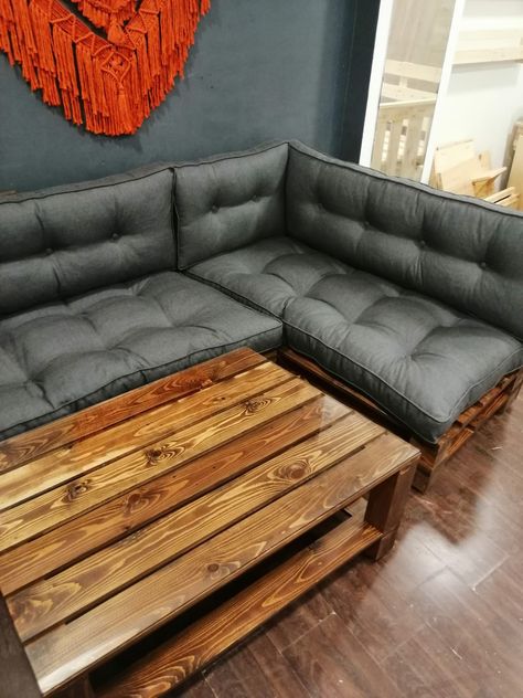 Pallet Sofa Indoor, Pallet Sofa Indoor Living Rooms, Pallet Bank, Pallets Furniture, Pallet Furniture Designs, Zen Home Decor, Cinder Blocks, Pallet Sofa, Pallet Furniture Bedroom