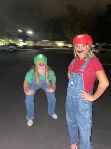 Dungarees Halloween Costume, Overalls Halloween Costume Women, Duo Simple Halloween Costumes, Iconic Duo Ideas, Halloween Inspo For Duos, Helloween Customers Duo, Halloween Costumes Duo Easy, Halloween Costume With Overalls, Characters With Overalls