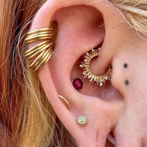 Tattoes Idea, Ear Project, Ear Styling, Orbital Piercing, Ear Curation, Cool Ear Piercings, Cool Piercings, Ear Style, Daith Piercing