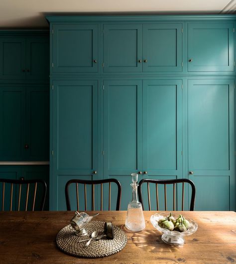 deVOL Kitchens on Instagram: “It's funny that a colour so bold and different and daring can feel quiet, understated and really quite calming, all in the same breath. Not…” Devol Shaker Kitchen, Farrow And Ball Kitchen, Shaker Style Kitchen Cabinets, Teal Kitchen, Devol Kitchens, London Kitchen, Shaker Style Kitchens, English Kitchens, Edwardian House