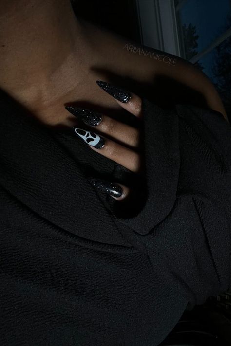 Long stiletto nails with black glitter and ghost-face on ring finger. Nails also red underneath Simple Spooky Nails, Halloween Nails Scream, Spooky Nails Halloween, Ghostface Nails, Draw Ghost, Spooky Season Nails, Cute Halloween Nail Designs, Simple Halloween Nails, Bottom Nails