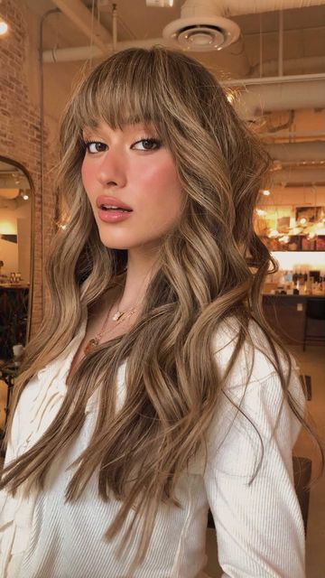 Eden 🧚‍♀️ on Instagram: "Healthy honey blonde will always be my go to with @redken @chrisweberhair #blondesdontbreak #ad #haircolour #haircut #hairtransformation" Fringe Balayage Hair, Honey Blonde Balayage With Bangs, Honey Brown Hair With Bangs, Light Brown Dimensional Hair, Honey Blonde Hair With Bangs, Balayage Hair With Fringe, Brunette Going Blonde, Balayage With Bangs, Blonde With Bangs