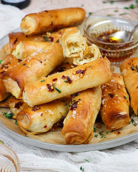 Honey Feta, Feta Rolls, Chili Honey, Honey Sauce, Snacks Für Party, My Parents, Yummy Appetizers, I Love Food, Meal Ideas