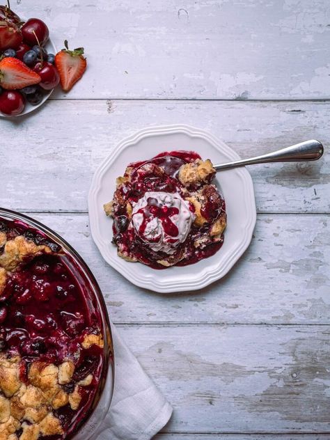 This Easy Snickerdoodle Fruit Crumble makes good use of your not so snackable fruit and with pre-made cookie dough as the crumble, dessert will be ready in no time at all!!Listen, I Snickerdoodle Desserts, Fruit Crumble Recipe, Mixed Berry Cobbler, Snickerdoodle Cake, Cobbler Easy, Berry Dessert Recipes, Fruit Crumble, Berry Cobbler, Fruit Dessert Recipes