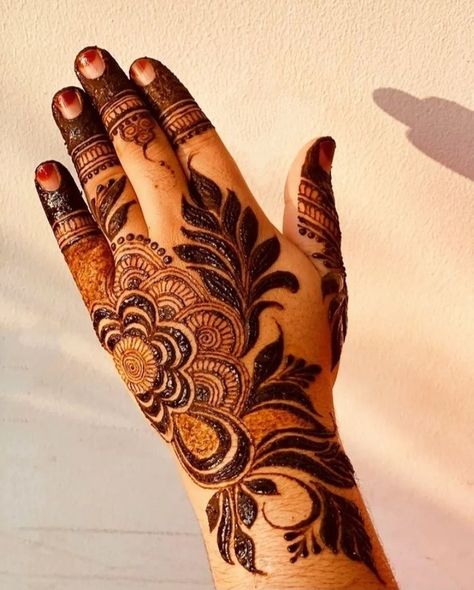 Back Side Mehendi Design Stylish, Bold Mehndi Designs, Back Side Mehendi Design, Khafif Designs, Mehandi Ideas, Girly Henna, Floral Mehendi, Short Mehndi Design, Mehandi Art