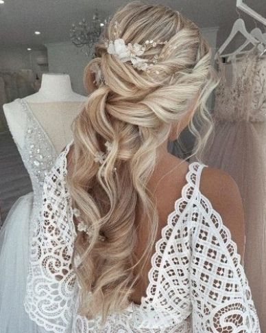 Half up half down wedding hairstyles are timeless and true. Check out these 71 elegant and stunning half updo looks for your wedding day! #easyhairstyle #hairideas #hairstyles Hairstyles Elegant, Down Wedding Hairstyles, Half Up Half Down Wedding, Side Swept Hairstyles, Bridesmaid Hair Short, Half Updo, Wedding Hair Inspiration, Wedding Hair Down, Wedding Hairstyles For Long Hair