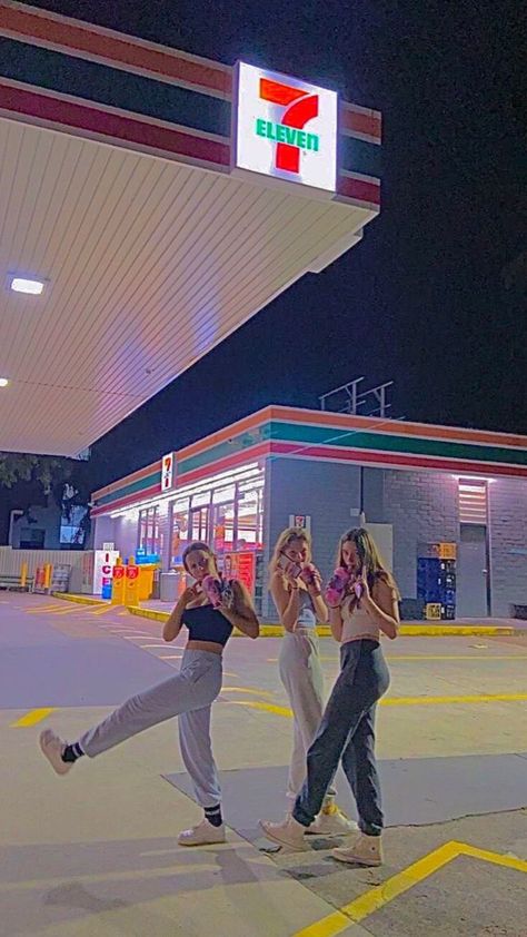 Foto Best Friend, Best Friends Shoot, 7 Eleven, Birthday Idea, Best Friend Photos, Cute Friend Pictures, Indie Aesthetic, Friend Goals, Best Friend Goals