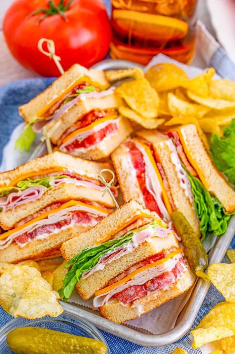 Blt Club Sandwich, Taco Sandwich, Club Sandwich Recipe, Blt Sandwiches, Club Sandwiches, Club Sandwich Recipes, Restaurant Appetizers, Community House, Best Sandwich Recipes