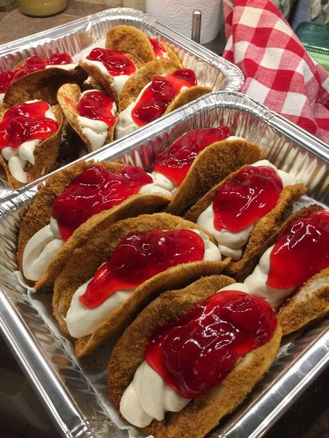 Strawberry Cheesecake Tacos, تشيز كيك بالفراولة, Cheesecake Tacos, Mini Cherry Cheesecakes, Mini Strawberry Cheesecake, Dessert Taco, Mini Tacos, Taco Ingredients, Homemade Cheesecake