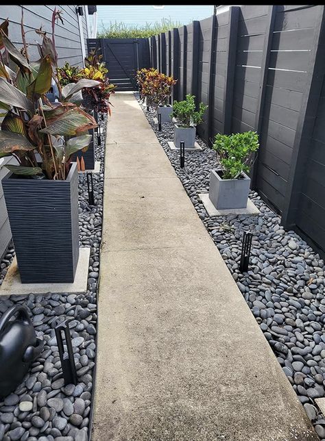 Backyard Walkway, Side Yard Landscaping, Outdoor Walkway, Front Garden Landscape, Modern Backyard Landscaping, Outdoor Remodel, Diy Backyard Landscaping, Fence Landscaping, Backyard Inspiration