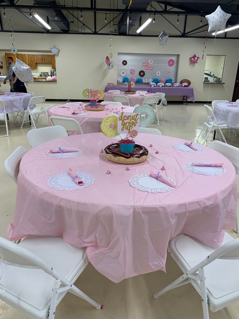 Donut Birthday Party Table Decor, Donut Party Table Decor, Donut Birthday Centerpieces, Donut Table Decorations, Sweet One First Birthday Table Decor, Diy Donut Centerpiece Ideas, Donut Half Birthday Party, Sweet One Centerpieces Diy, Two Sweet Table Centerpieces