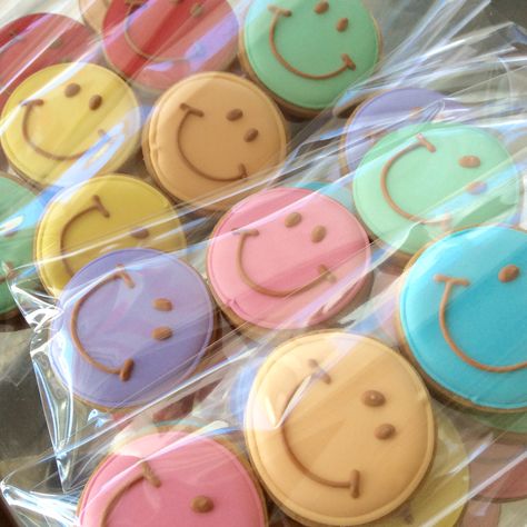 Happy Cookies Decorated, Simple Royal Icing Cookies, Cute Birthday Cookies, Smiley Face Cookies, Mimi Birthday, Cookie Stand, Horse Treats, Sugar Cookie Designs, Cute Baking