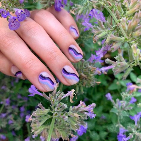 A Pro Explains Why "Wavy" Nail Art Will Be Fall’s Biggest (and Easiest to DIY) Trend Purple Wavy Nails, Purple Wave Nails, Lilac Nail Art, Oct Nails, Wavy Nail Art, Wavy Nails, Paintbox Nails, Nail 2022, Color Manicure