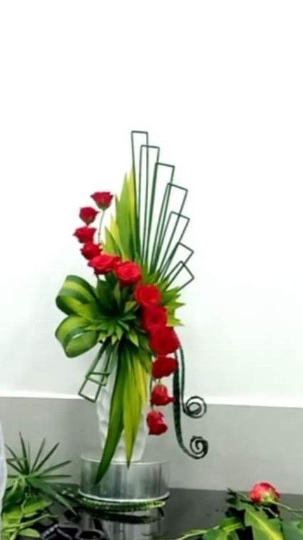 Easy Flower Arrangements Diy, Modern Ikebana, Bouquet Sunflower, Arreglos Ikebana, Foliage Arrangements, Contemporary Flower Arrangements, Modern Floral Arrangements, Floral Art Arrangements, Tropical Flower Arrangements